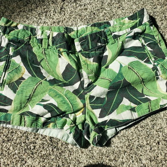 JCPenny Large Leaf Pattern Shorts Size 10 - Picture 2 of 4